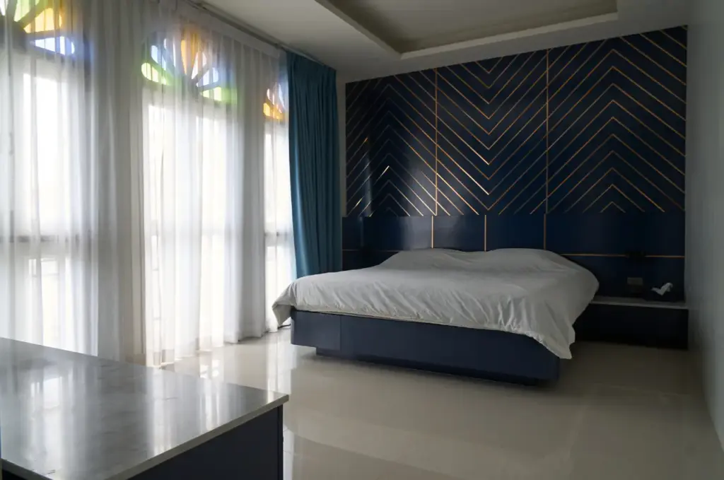 Queen-Size-Bed.